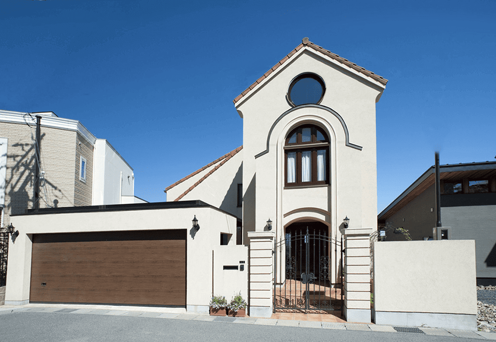 中世の重厚感と曲線の優美さが調和する外観の白い家-1