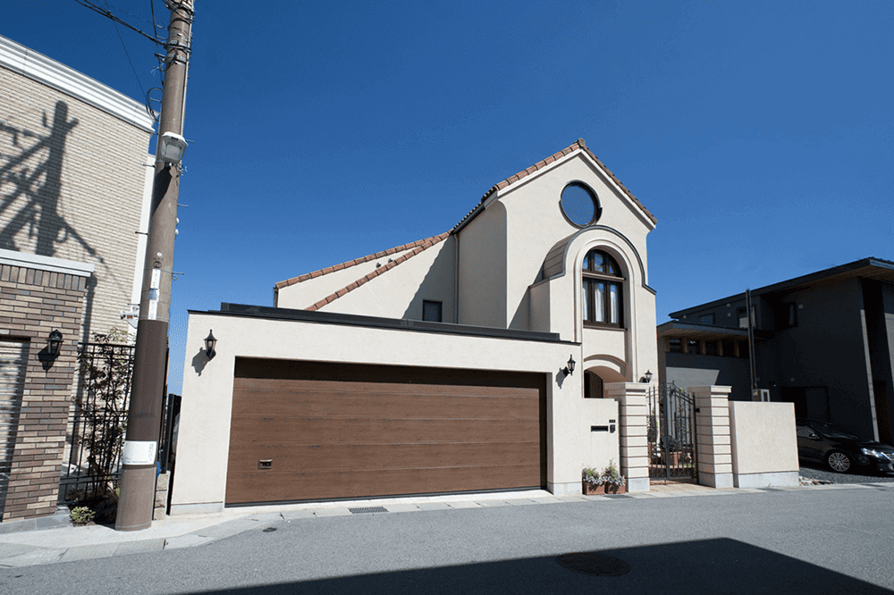 中世の重厚感と曲線の優美さが調和する外観の白い家-2