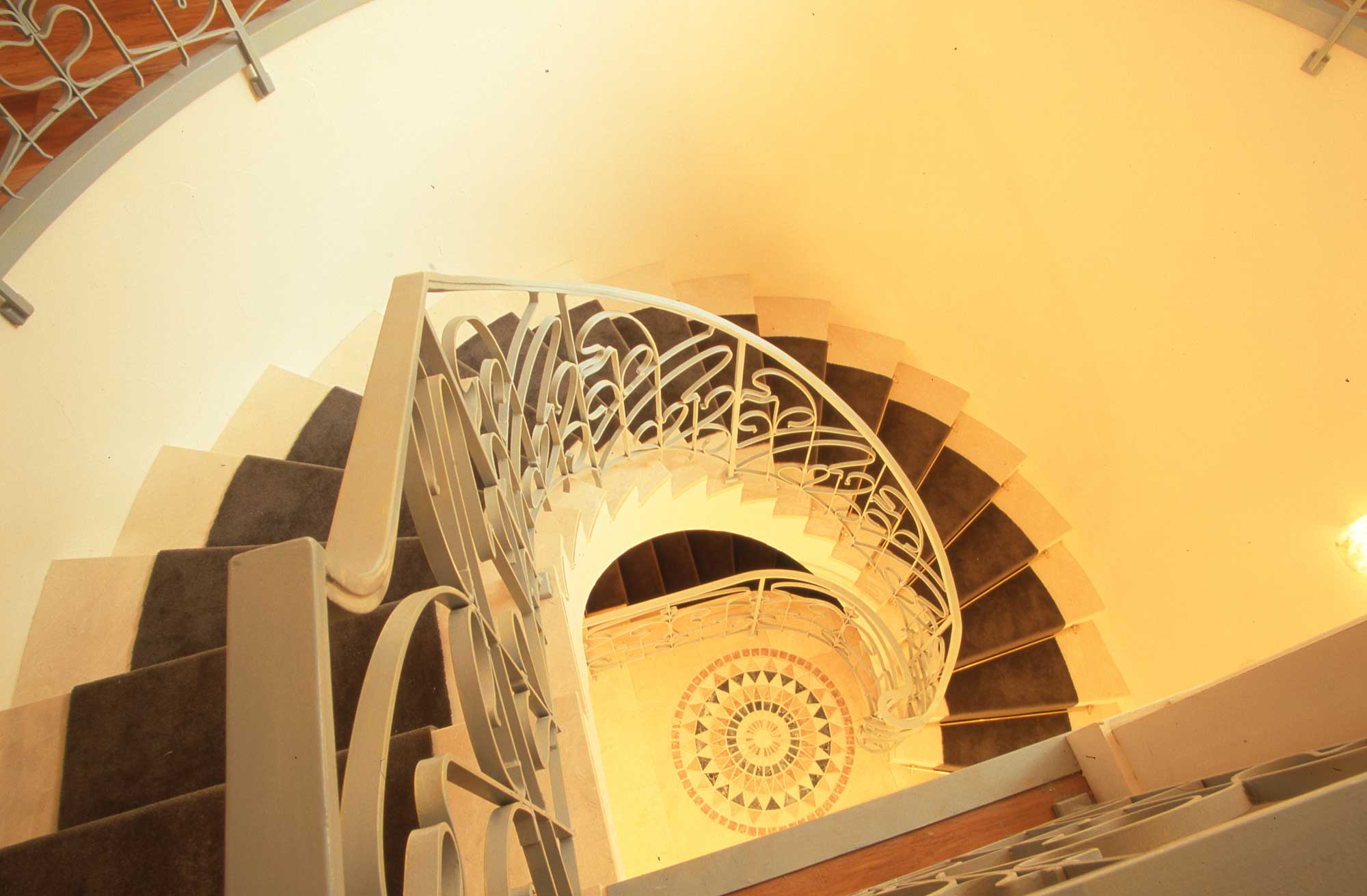 グレーアイアンが導く螺旋の美、静かに佇むアートの階段